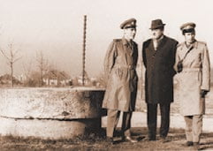 1969, la Târgu Jiu, căpitanul I. Lotreanu cu șeful său de la „Viața militară”, colonelul Dumitru Rădulescu, încadrându-l pe scriitorul Niculae Briceag.