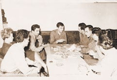 La Sarajevo, în iulie 1969, căpitanul Lotreanu, în uniformă militară, alături de colonelul Rădulescu, în compania unor jurnalişti militari iugoslavi, în redacţia unei gazete ostăşeşti a armatei din ţara „vecină şi prietenă”.